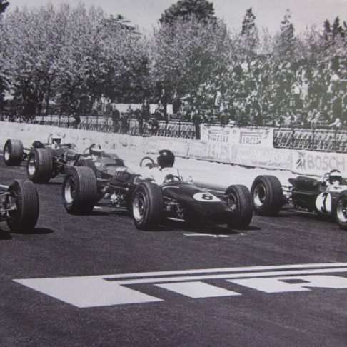 Départ du GP de Barcelone : Jochen Rindt a un souci et se retourne pour prévenir. Cela ne l'empêchera pas de finir second derrière Jim Clark ! Départ du GP de Barcelone : Jochen Rindt a un souci et se retourne pour prévenir. Cela ne l'empêchera pas de finir second derrière Jim Clark !